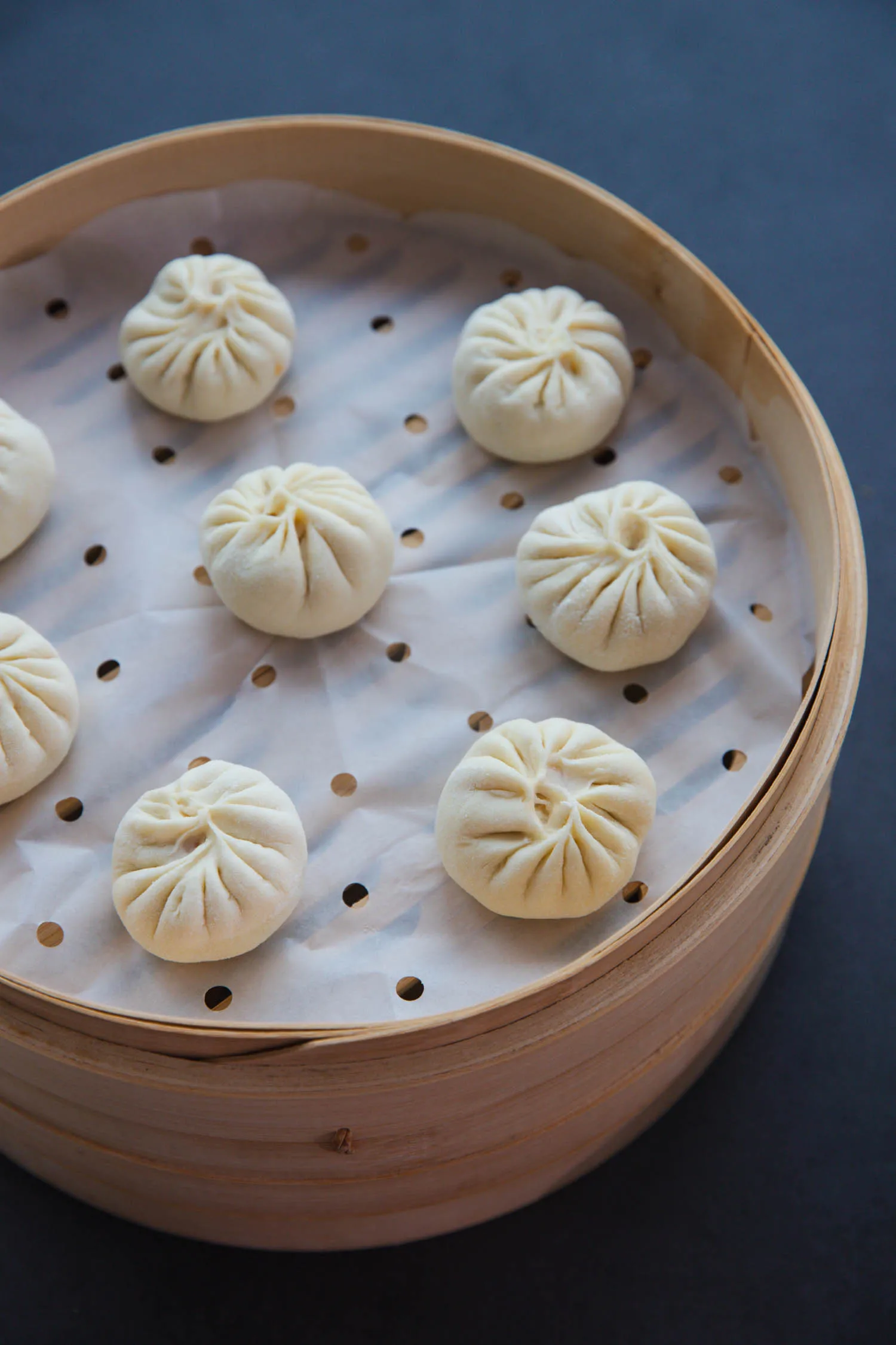 steam char siu bao in a bamboo steamer | chinasichuanfood.com