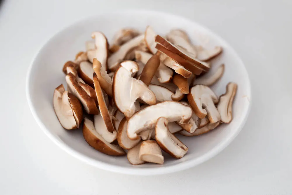 pork and mushroom stir fry|chinasichuanfood.com