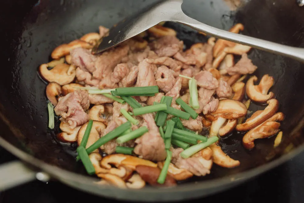 pork and mushroom stir fry|chinasichuanfood.com