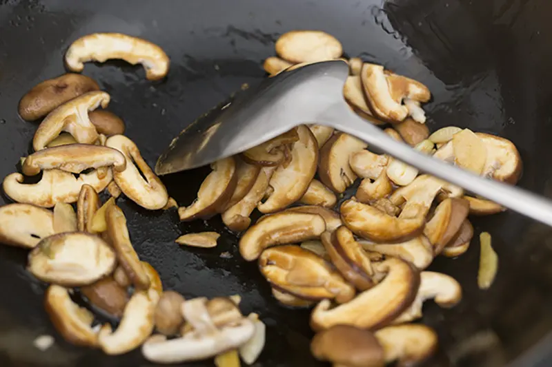 pork and mushroom stir fry|chinasichuanfood.com