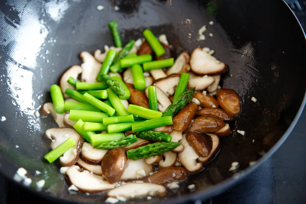shiitake mushroom stir fry | chinasichuanfood.com