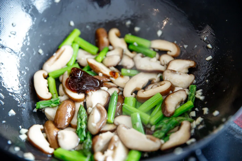shiitake mushroom stir fry | chinasichuanfood.com