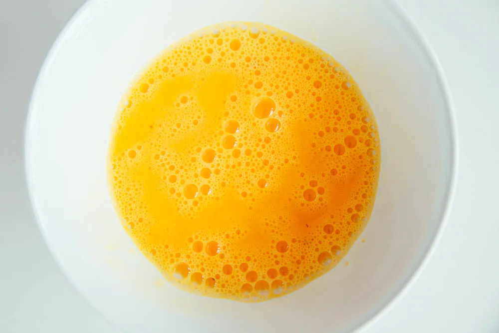 whisk the egg well for tomato and scrambled egg